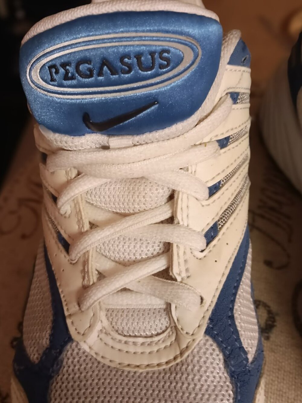 Womens size 8W Pegasus Nike tennis shoes